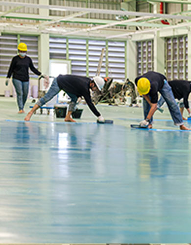 Pintores de vertilan impermeabilizando suelos